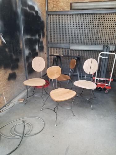 Chaises plusieurs finitions.