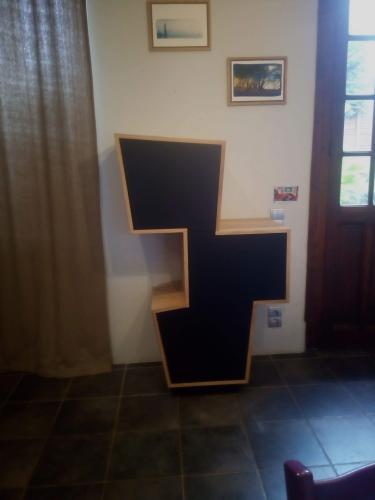 Meuble de rangement en chêne vernis mat et MDF laqué noir mat.