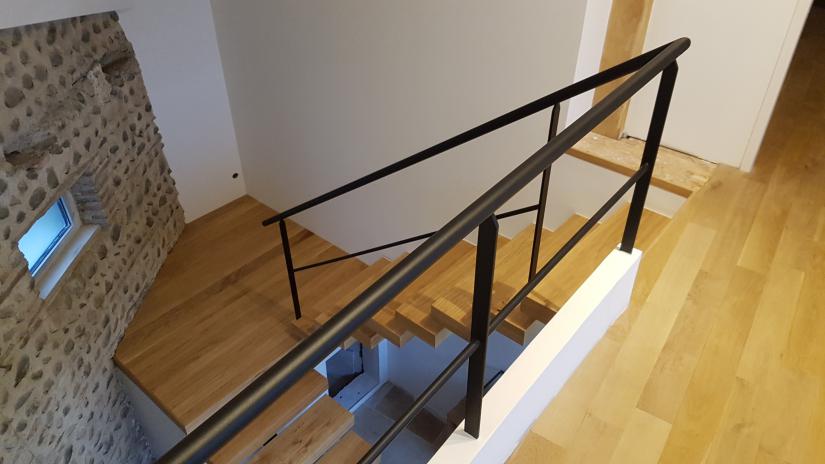 escalier suspendu. Marches coffrées en chêne. Parties acier réalisées avec la ferronnerie Bétès (Vic en Bigorre)